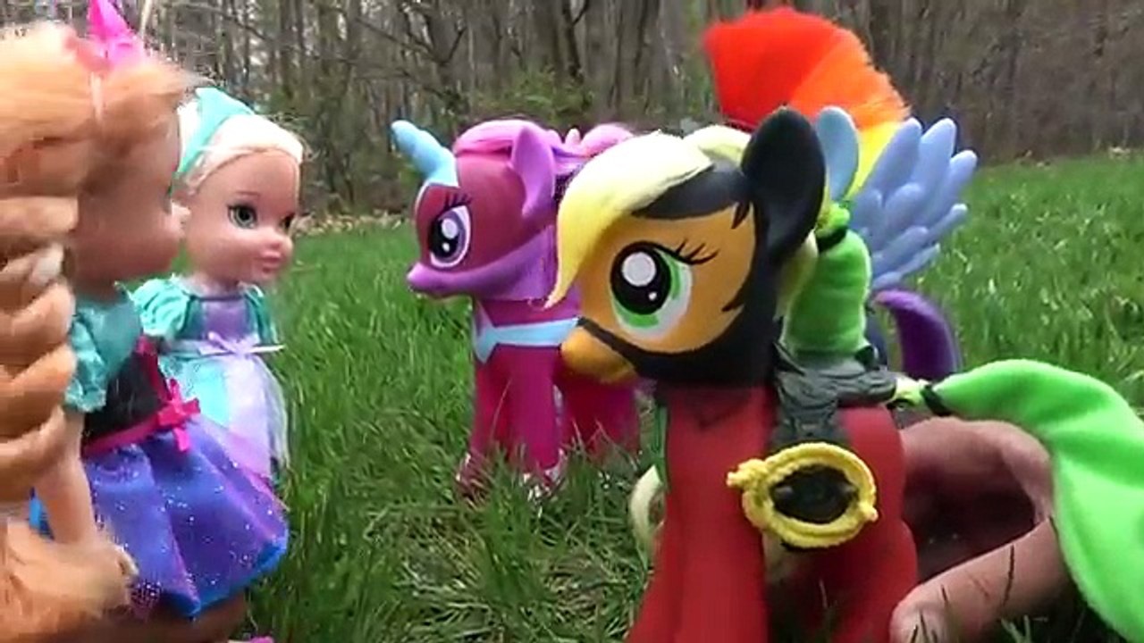 FLYING on PONIES! Pony RACE! ELSA & ANNA toddlers PLAY