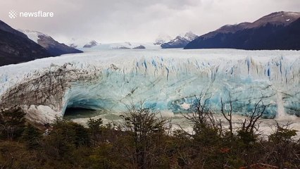Tourists witness Patagonian glacier collapsing