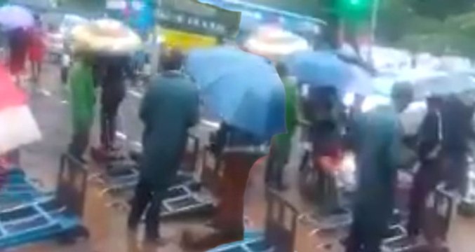 Uyanık Adam Seli Fırsata Çevirdi, Yol Kenarına Kurduğu Köprüden Para Topladı