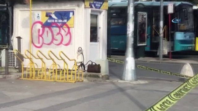 Beşiktaş İskelesi karşısında bulunan otobüs duraklarına bırakılan şüpheli çanta polisi alarma geçirdi. Çevrede geniş güvenlik önlemi alınırken, olay yerine bomba imha ekipleri çağrıldı.