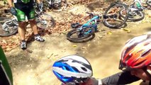 Un VTTiste roule à fond dans une rivière (Venezuela)