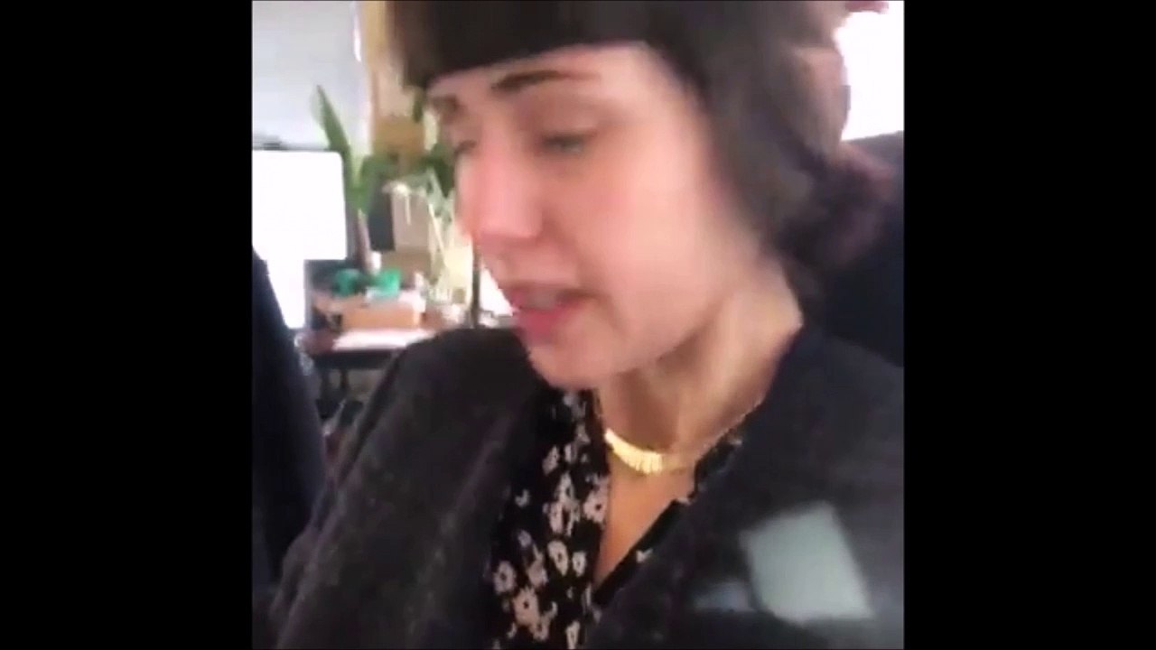 Elle a le hoquet le plus bizarre qui soit... bruit très étrange