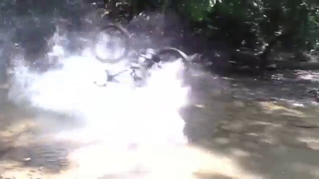 Ce VTTiste se prend la gamelle de sa vie et va etre sauvé par son casque