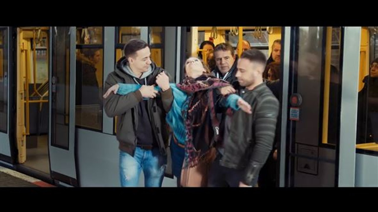 Platz machen: KVB wirbt für freien Türbereich