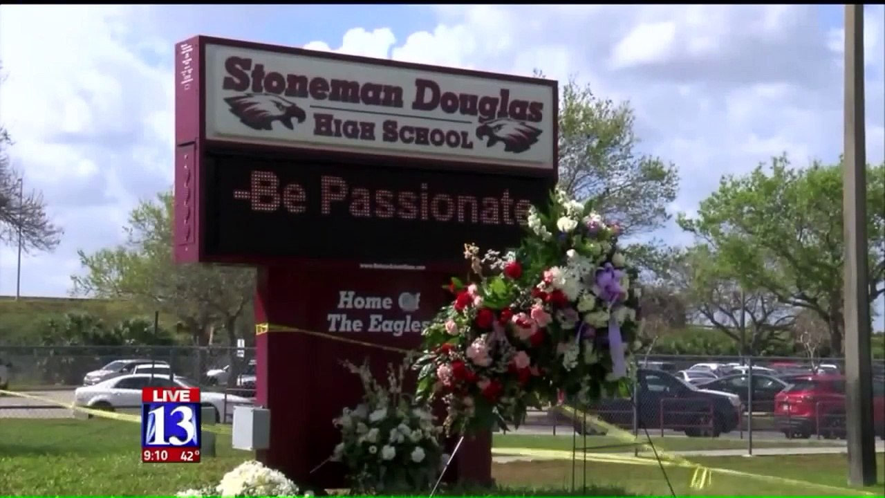 Teen Stays in Class, Writes Thank You Notes Instead of Participating in Walkout