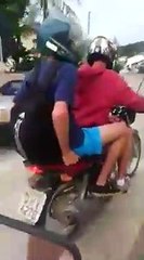 Taper une roue arrière en scooter avec un passager