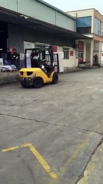 Xe nâng komatsu 3 tấn sx 2018 dùng trong nhà máy Việt Nam.