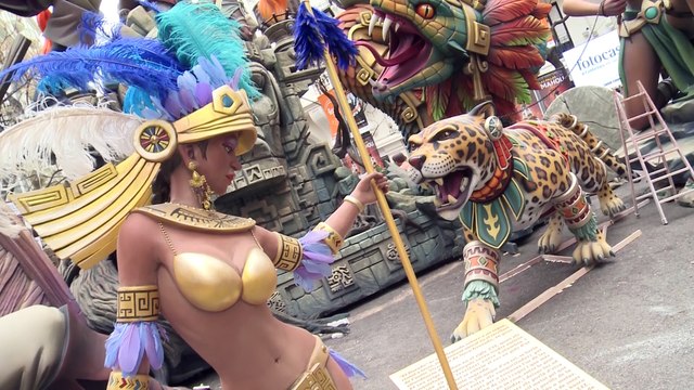 Artistas falleros ultimas detalles antes de la 'plantà'