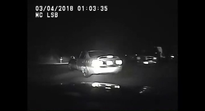 Ce suspect en fuite se fait ecraser par sa propre voiture... Comment c'est possible??