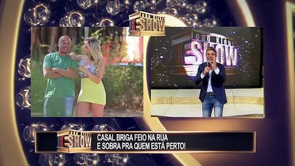 Couple breaks the stick in the bar and ends up leaving to those who pass by