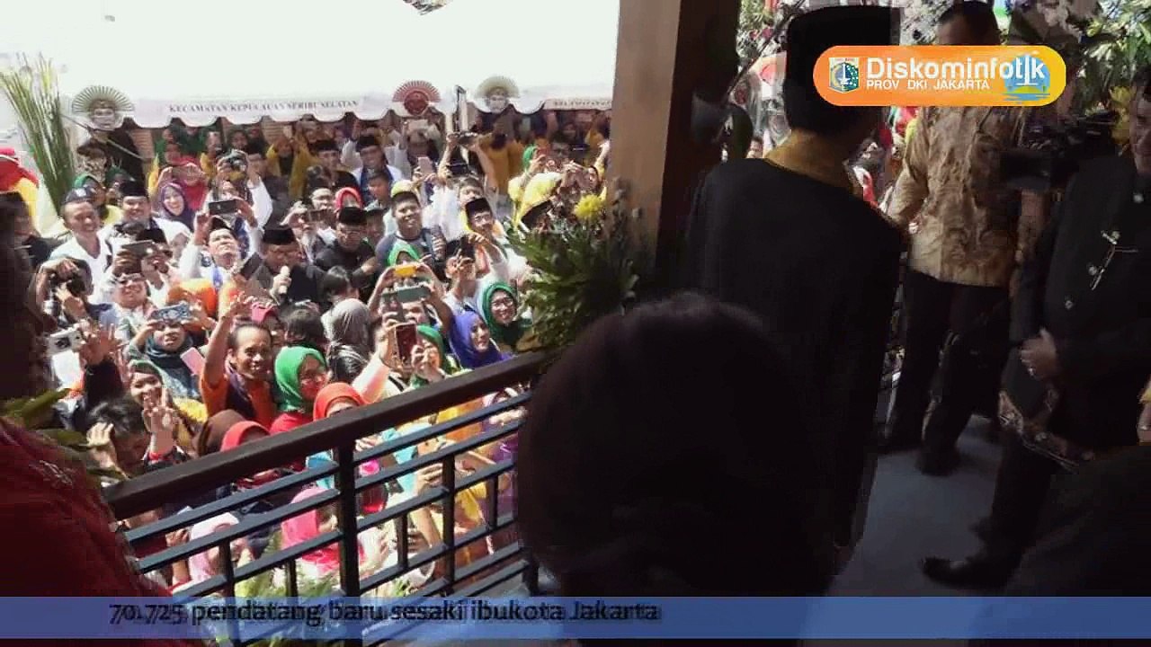 Ibu-Ibu Jatuh Ke Kolam Saat Salaman Dengan Presiden Jokowi