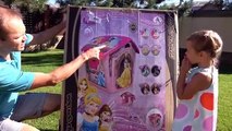 Принцессы Диснея Замок Принцесс большой домик для девочек Катя собирает игрушечный дом во дворе