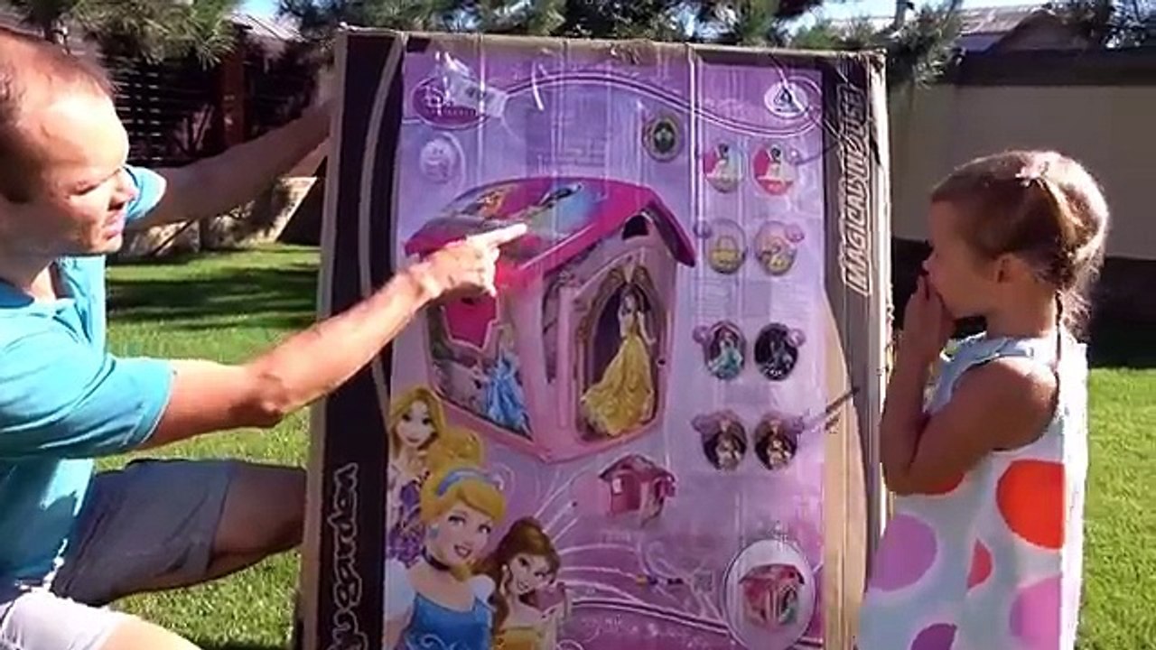 Принцессы Диснея Замок Принцесс большой домик для девочек Катя собирает игрушечный дом во дворе