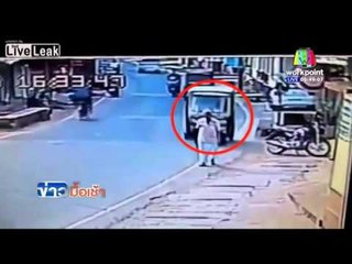 อินเดีย "สามล้อ" เสียหลัก! พุ่งใส่ชายวัย 82 เสียชีวิต  l ข่าวมื้อเช้า l 9 มี.ค. 59