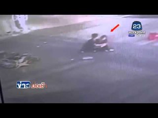 นาทีชีวิต! หนุ่มขี่จยย. ล้มคว้าแฟนสาวไว้ทัน หวิดดับ!  l ข่าวมื้อเช้า l 16 มี.ค.  59