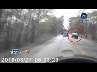 เก๋งแซงขวา เจอรถสวนกระทันหันชนสนั่น l ข่าวมื้อเช้า l 28 มี.ค. 59