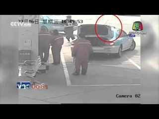 ตำรวจจีนไล่จับคนร้าย เกาะแน่นกระโปรงหน้ารถ  l ข่าวมื้อเช้า l 29 มี.ค.  59