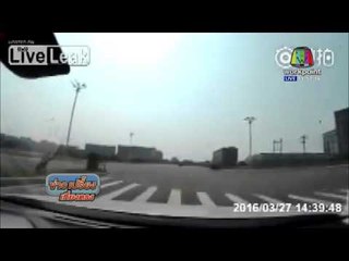 เก๋งชนรถบรรทุกพ่วงขนหินกรวด เทกระจาดฝังรถ | ข่าวเปรี้ยงเที่ยงตรง | 31 มี.ค. 59