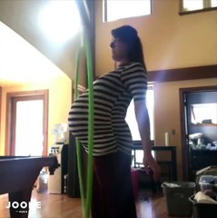 Descargar video: Cette femme enceinte fait du hula hoop sur son gros ventre