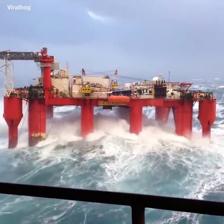 Une plateforme pétrolière en pleine tempête ça donne ça...