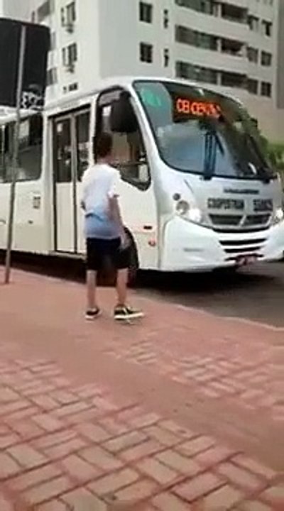 Ce chauffeur de bus n'apprécie pas trop la blague du lacet et se venge bien comme il faut