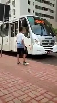 Ce chauffeur de bus n'apprécie pas trop la blague du lacet et se venge bien comme il faut