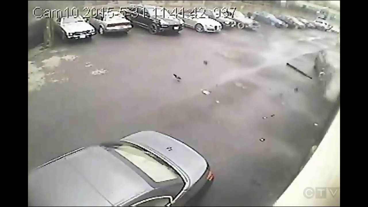 Cette voiture venue de nulle part s'envole et s'ecrase contre un mur