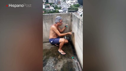 Por no querer gastar en un plomero terminó totalmente empapado