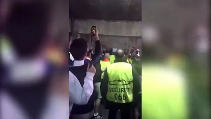 Quand la police espagnole matraque les supporters de Chelsea à Barcelone