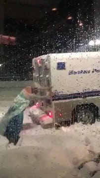 La Reine des Neiges aide à pousser un camion