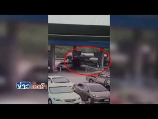 รถตู้เติมน้ำมันใส่เกียร์ผิดพุ่งชนรถเก๋งและตู้จ่ายน้ำมันพังเสียหาย l ข่าวมื้อเช้า l 27 พ.ค. 59