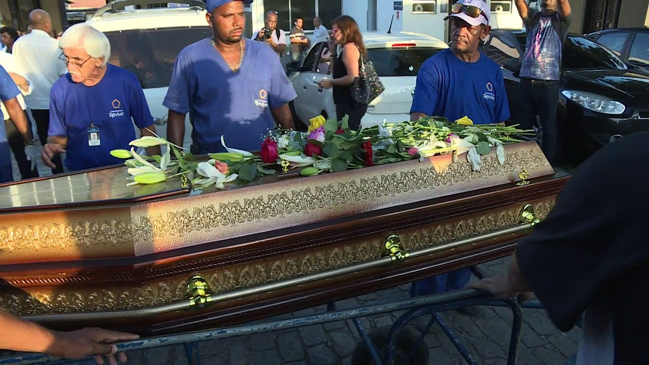 Corpo de vereadora é enterrado sob aplausos e protestos