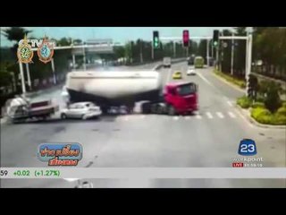 รถปูนเสียหลักคว่ำทับรถยนต์กลางแยก | ข่าวเปรี้ยงเที่ยงตรง |  31 ส.ค. 59