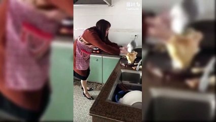 "Công phu chặt gà" dở khóc dở cười của cô gái trẻ