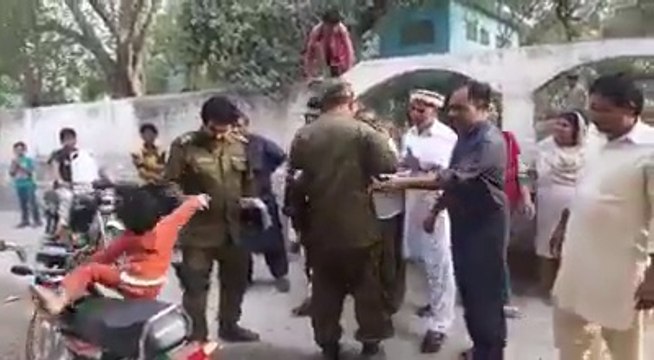 Sialkot .. Police Inspector How did the innocent child raise up the bike / سیالکوٹ۔۔ تھانہ صدر کے سب انسپکٹر پولیس کی پولیس گردی معصوم بچی کو کس طرح اٹھا کر بائیک سے نیچے پھینکا شیئر کریں تاکہ ارباب اختیار تک یہ ویڈیوپہنچ سکے