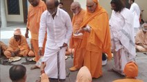 Rajinikanth meets saints at Swami Dayanand Ashram in Rishikesh; Watch Video | Oneindia News