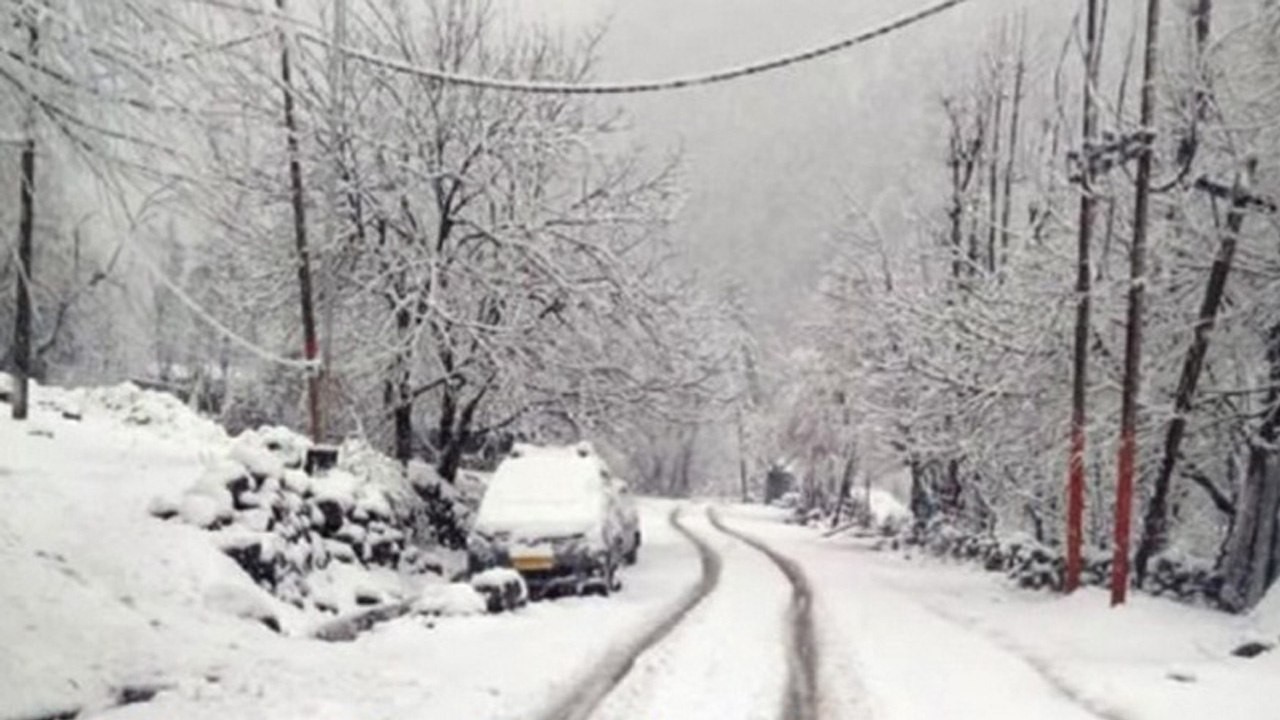 Snowfall in Pahalgam, Jammu and Kashmir, beautiful sight; Watch Video | Oneindia News