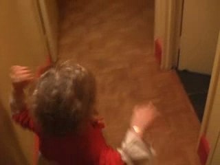 Maëlle se met debout