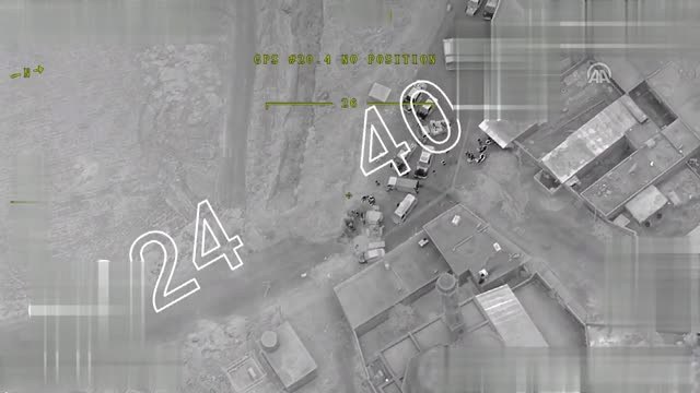 Afrin'de Halk Terör Örgütünün Engellerini Kazma Kürekle ve Elleriyle Aşıyor