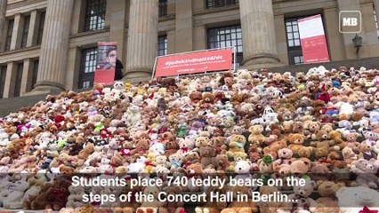 Hundreds of toy bears in Berlin highlight Syria child suffering