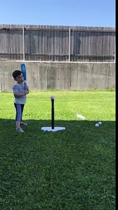 Dégommer son père au BaseBall à 5 ans... Bravo !
