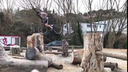 Скачать видео: Il escalade des troncs d'arbres en vélo !