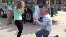 Demande en mariage dans la parade St Patrick avec les pompiers !!