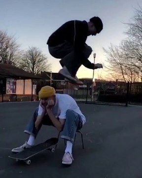 Se prendre un skate entre les jambes... belle figure !