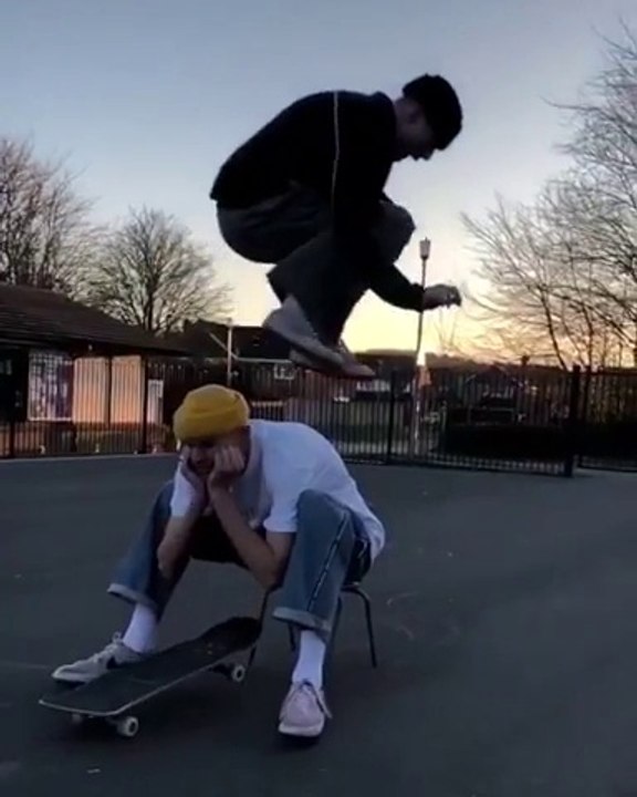 Se prendre un skate entre les jambes... belle figure !