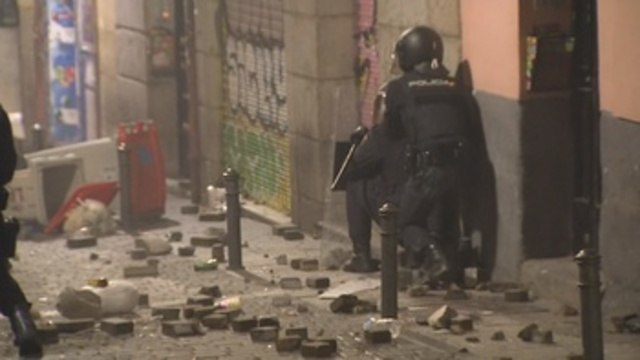 Graves disturbios en Lavapiés tras la muerte de un mantero