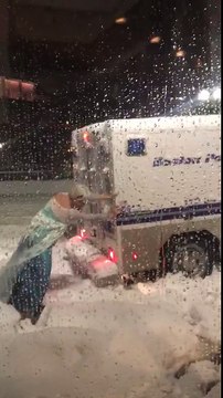 La Reine des Neiges libère la police coincée dans la neige