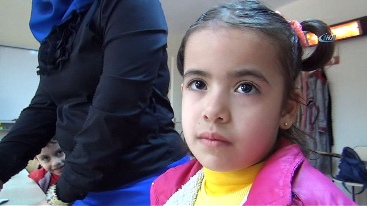 Üçüzleri ile dikiş nakış kursuna gidiyor