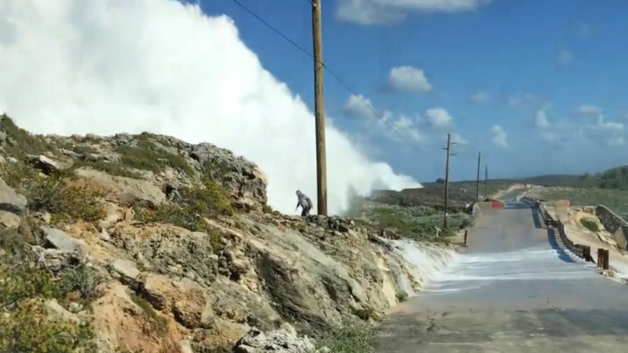 Un homme se met au mauvais endroit et se fait emporter par une grosse vague