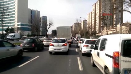 Yeşilköy'de Vinç Üst Geçide Çarptı